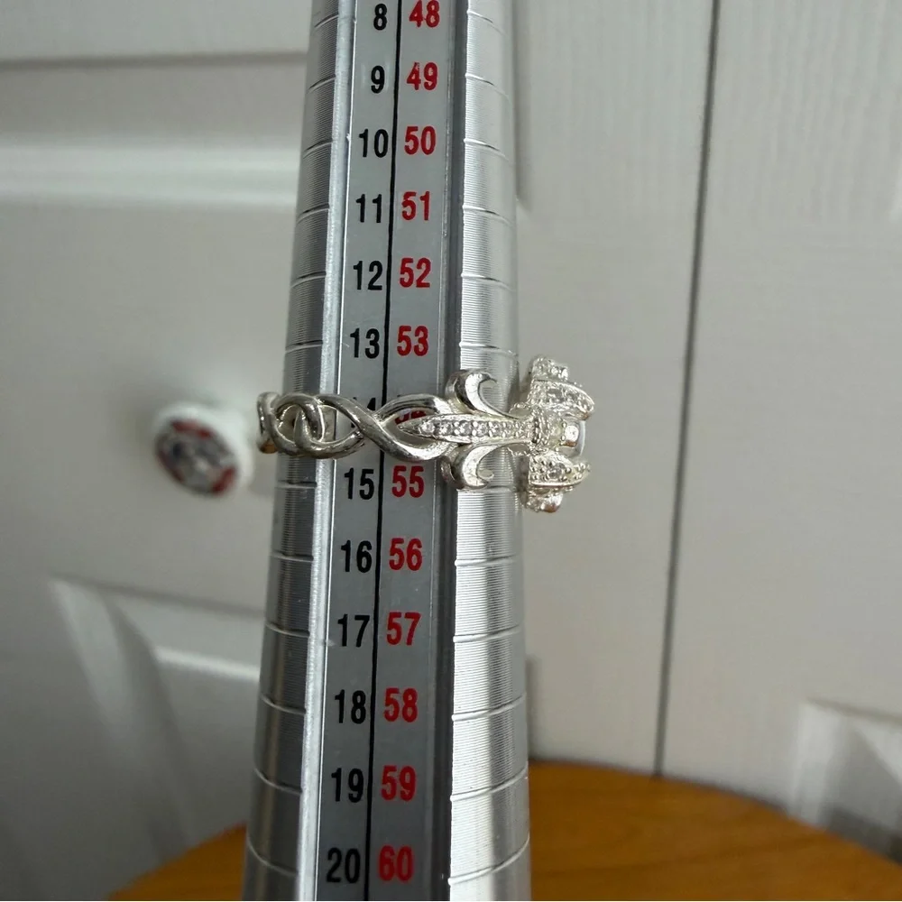 Vintage style clear stone infinity band size 7‎